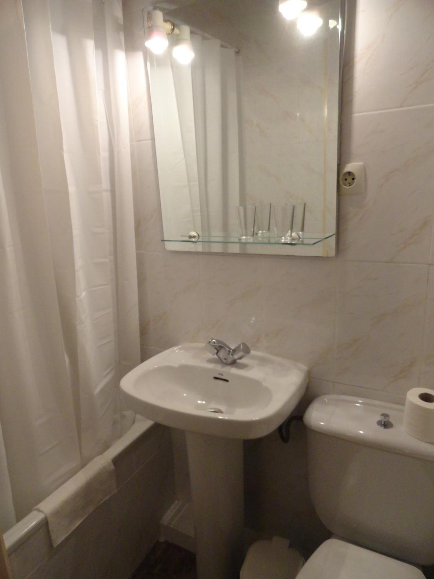 Hostal Alistana Madrid Ngoại thất bức ảnh