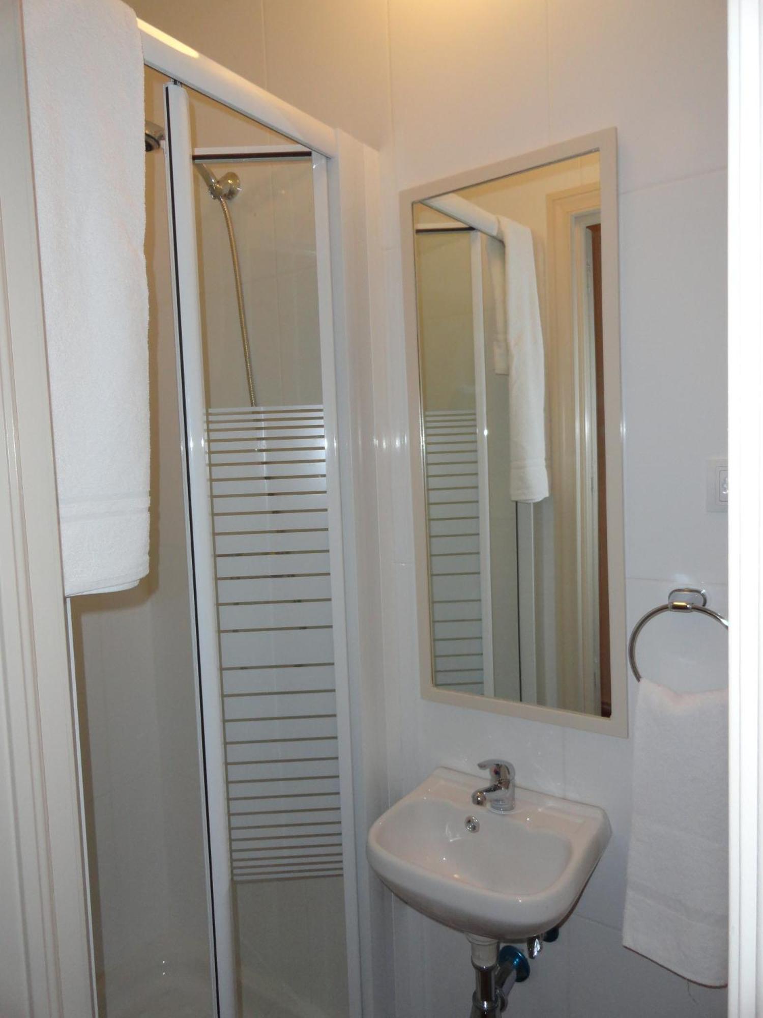 Hostal Alistana Madrid Ngoại thất bức ảnh